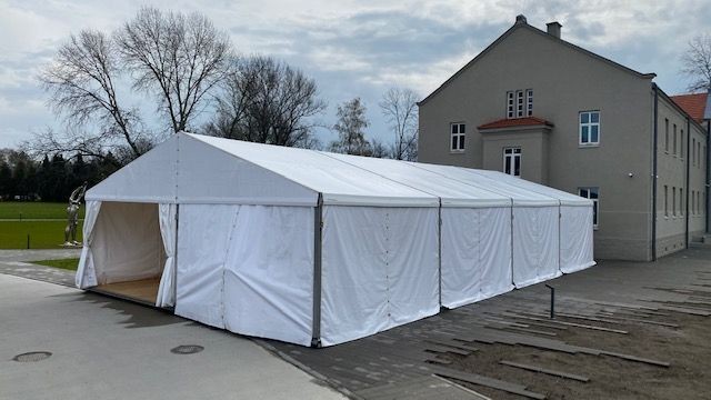 Hala o szerokości 10m od zewnątrz