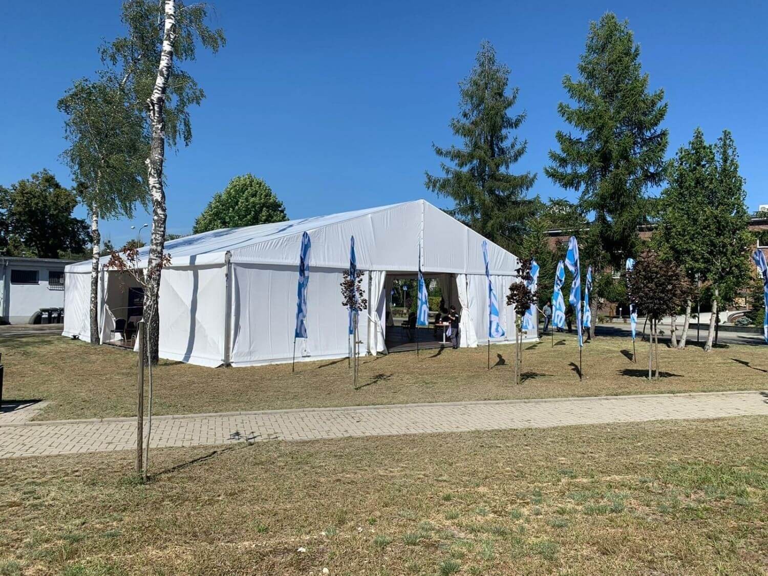 Hala o szerokości 15m od zewnątrz